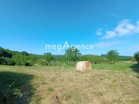 On the heights of Coux, come and discover this beautiful building plot (3445m²), in a quiet area, which offers a magnificent and unobstructed view. Walnut trees can be kept depending on the layout of the future house. Square and sloping land, it nece...