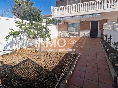Ground floor apartment 250m from the sea with private terrace in the Mediterranean area of Cambrils. The house of 66m2 is distributed between three bedrooms, bathroom, independent equipped kitchen and living-dining room with access to private front p...