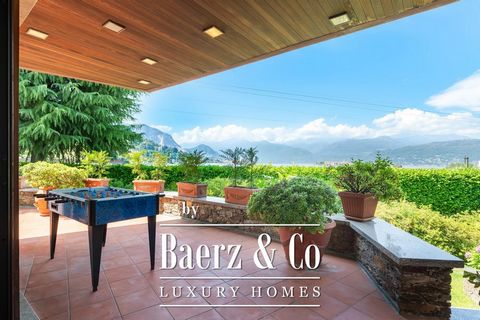 Prestigieuze villa met zwembad te koop, gebouwd in de jaren 1980 in de prestigieuze wijk Stresa. Het is gelegen in Lido di Carciano, met uitzicht op de golf van Carciano, tegenover het roze strand en vlakbij de kabelbaan. Deze betoverende luxe villa ...