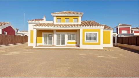 Key Ready villa in Lorca, Murcia! Designed for those who are looking for a single-storey house that blends in with the exterior, the villa impresses us when we enter the living room, with a double height, with a whole wall with large windows open to ...