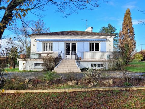 House with basement on flat, fenced plot of 2880 m², located in a semi-residential area just a few minutes from Nérac, Lot et Garonne. On the ground floor, the house comprises a fitted kitchen, a lovely living room with fireplace (32m²) and French do...