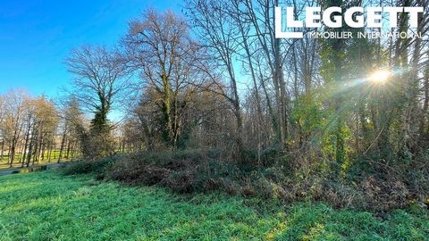 A26450SCN16 - This pleasant plot of land is located in the commune of Marthon, just outside the village and 25 minutes driving distance from Angoulême. - Flat plot of 960 m², planted with trees. - Serviced - Planning permission obtained and all appea...