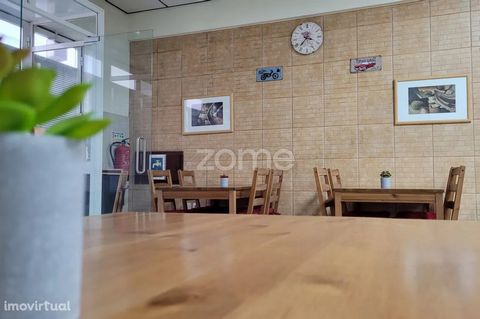 Identificação do imóvel: ZMPT564772 Restaurante Completamente Renovado e Pronto para funcionar Bem-vindo ao restaurante/café dos seus sonhos! Este estabelecimento totalmente renovado e decorado é mais do que um espaço gastronómico; é uma oportunidade...