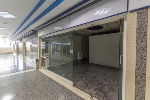 Commercial premises in CENTRO COMERCIAL CONCORDE (SANTA CRUZ DE TENERIFE), located on the ground floor, identified as local 5. It has a constructed area of 62 square meters, currently has a plasterboard division that creates a rear warehouse/office s...