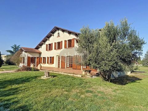 20 minutes north of Tarbes, this beautiful villa (1986 - 281 m²) offers 5 bedrooms, an office, three bathrooms, a beautiful south terrace of 40 m², a double garage, 3 large buildings (950 m² on the ground), on a landscaped park of 2 ha with trees and...