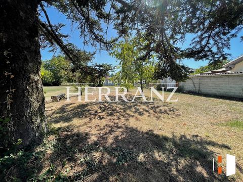 Located at the entrance of the village of Lussac, close to all amenities, schools and college, 15 minutes from Libourne or Coutras train station which quickly serve Bordeaux, Arcachon and Paris. Building land, flat and little wooded, multiple project...