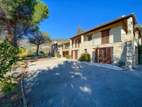 In a green area, discover this charming and authentic Provencal property with a magnificent view over the valley and the bay of Cannes, near Speracedes and Cabris. The villa of 500 m2 is divided into 3 apartments and offers a total of 10 bedrooms, 6 ...
