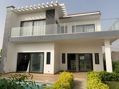 Interesting price for this villa located approximately 800m from the Auchan / Saly Center shopping center in a residential area on the billionaires' route. This modern villa is sold furnished and is composed of 4 bedrooms, 4 bathrooms, a beautiful li...