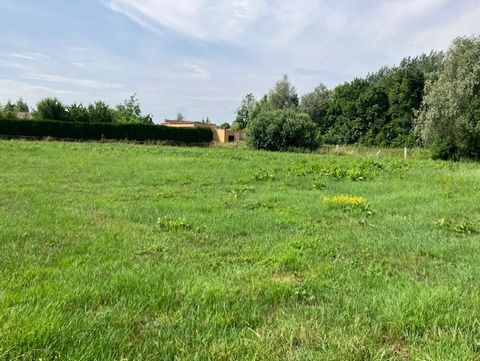 In a very pretty quiet and popular village, beautiful building land out of sight (flags) with private access. Possibility to file a building permit or to take over and/or modify the existing building permit. Seen on a nice pond. Electrical connection...