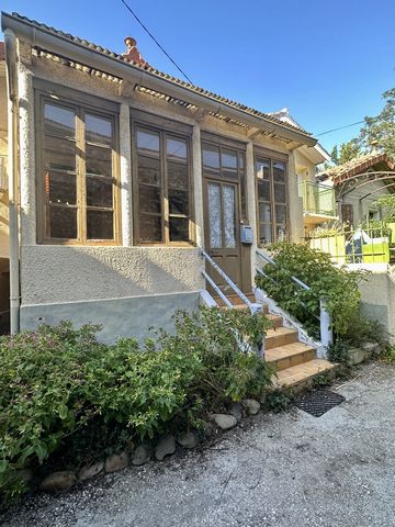 Your Ostium real estate agency offers you for sale in the heart of the village of Sénas, in a quiet environment: a type 3 single-storey house of about 46m2 to renovate including a kitchen, a living room, a bedroom and an office giving access to a bat...