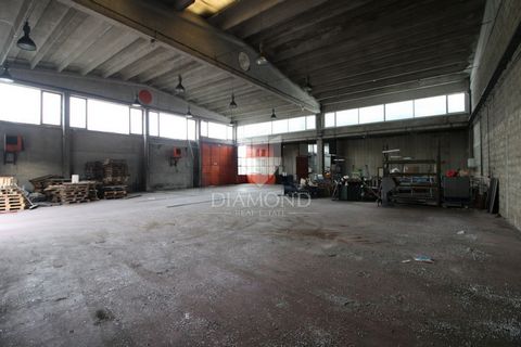 Location: Istarska županija, Labin, Labin. Istria, Labin Commercial warehouse space for rent in an attractive business location in an industrial zone. The warehouse has a total area of 550 m2 and is located within the office building. The space is in...