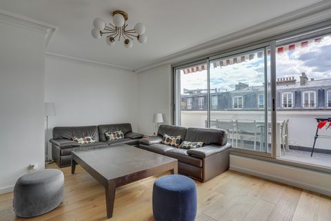 We offer this family apartment of 82m2 Carrez on the 6th and last floor in a building of good standing with elevator and caretaker. This crossing and bright apartment, recently renovated, consists of an entrance with storage, a living room with an Am...
