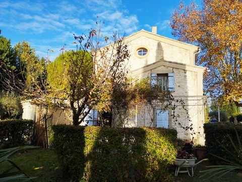 Weniger als 30 Minuten von Avignon entfernt, provenzalisches Bauernhaus aus Stein in einer ruhigen und beruhigenden Landschaft, 15 Minuten. strategische Straßenachsen. Dieses Gebäude aus dem 18. Jahrhundert, das über einen eleganten Eingang zugänglic...