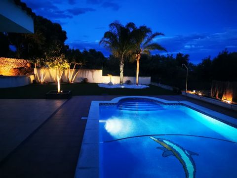 Exclusive high-end villa in the urbanization of Favaret in the town of Amposta. Don't miss this opportunity to live in one of the most exclusive villas in the Favaret urbanization. The villa is built on a large plot of more than 1,100 m2. Entering th...