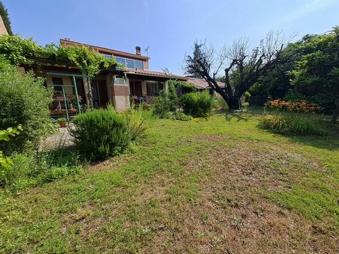Located in a quiet and residential area of Pertuis in the south Luberon, about 30 minutes from Aix en Provence, villa of beautiful construction composed on the ground floor of an entrance, a living room with fireplace insert, a kitchen followed by a ...