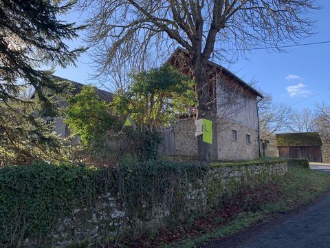 La Petite Agence Aubusson offers for sale this set of buildings to be restored and adjoining outbuildings including an old bread oven. Former carpentry workshops, the frameworks are in excellent condition. The volumes offer a lot of potential. Whethe...