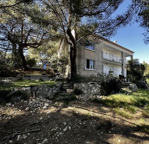 Your DI CHIARA IMMOBILIER agency offers for sale this villa of 250 m2 divided into two dwellings on 1100 m2 of land. Located in a quiet and sought-after area, it is composed of: On the ground floor, you will find a bright living room, a fitted and fu...