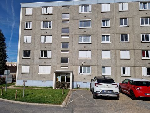 In the territory of Limoges, buy a property with an apartment. The apartment is on the third level. Built in 1960. An attractive home at an attractive price for first-time buyers. The real estate agency L'Atelier des Patrimoines will be happy to help...