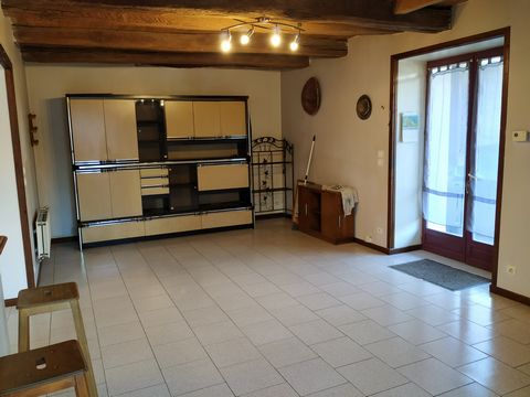 You want to settle in a small village not far from a city with all the necessary amenities, so don't hesitate any longer, this house is made for you. Renovated village house of 90 m2 and requires some finishing touches with garage and lean-to on cada...