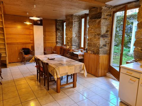 CASA CON PATIO Y DEPENDENCIA EN EL CENTRO DE LA CIUDAD. Cerca de la góndola, casa compuesta por una sala de día y zona de cocina de 30 m2, aseo, baño con ducha y trastero, pasillo. En el primer piso una sala de estar, baño con ducha, dos dormitorios....