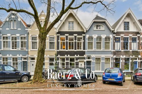 Van Breestraat 52, 1071 ZR Amsterdam Ofrecemos esta casa (aprox. 209 m² repartidos en cuatro plantas) a la venta en una hermosa sección de Van Breestraat en el famoso Museumkwartier. El establecimiento se encuentra a tiro de piedra de la P.C. Hooftst...