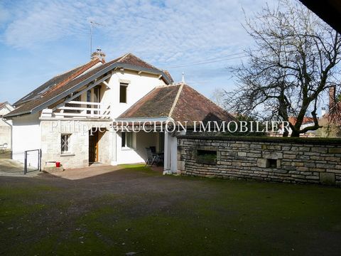 Yrouerre (between Chablis and Tonnerre), superb house of 160 m2 of living space, including living room with open kitchen and living room, toilet on the ground floor and upstairs, 3 bedrooms (including a master suite with balcony), a bathroom and dres...