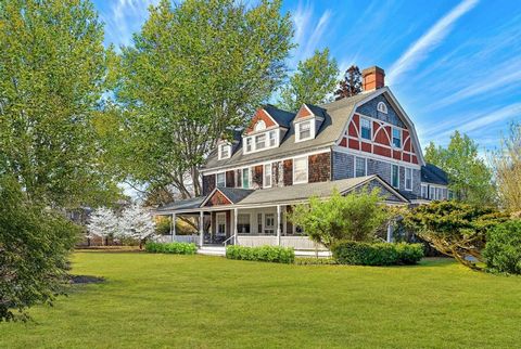 Located between Main Beach and the center of the Village of East Hampton, this historically significant residence built by the legendary architect James H. L'Hommedieu offers a prime location that's just a half mile away from the calming embrace of t...