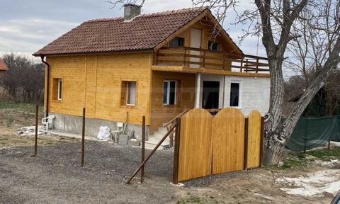Agencia SUPRIMMO: ... Presentamos a la venta una pequeña casa tipo chalet en Dunavtsi. La propiedad se encuentra después de una renovación importante y se encuentra al final de la ciudad. La casa tiene una superficie de 49 metros cuadrados y un patio...