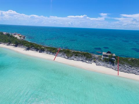 Dieses wunderschöne balinesische Fixer-Obermaterial am Strand ist so konzipiert, dass es den atemberaubenden Panoramablick von seiner erhöhten Position aus voll ausnutzt. Dieses Haus verfügt über 100' Strand auf der Nordseite und 100' felsige Küste a...
