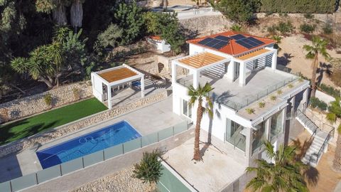 This newly constructed modern, 3 bedroom 3 bathroom villa is situated within a small gated community in Moraira.  Built over 3 levels, the main floor has a spacious living room that leads onto a good-sized terrace for indoor and outdoor living a full...