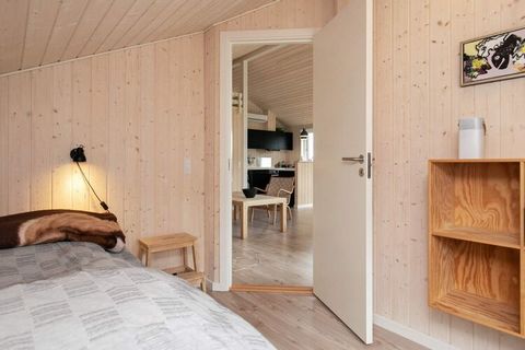A Brunshuse, à côté de la baie d'Helnæs, cette maison de vacances est située sur un terrain naturel de 1084 m2. La maison sera achevée en 2021 et sera lumineuse. Il y a une cuisine / salle à manger / salon lumineuse et combinée avec accès direct à la...