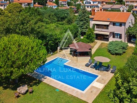 MEDULIN - A house with a swimming pool, 400 m from the Vrh beach or punta Istra, as it is commonly called, belongs to one of the tourist towns of the peninsula and one of the twenty most famous tourist destinations on the Adriatic - Medulin. Medulin&...