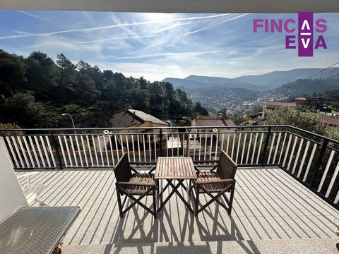 Fincas Eva presents this house 5 minutes from Vallirana center. The graphic surface of the land is 966m2 and the house consists of 163m2 built and 125m2 useful according to the cadastre. The house has very spacious rooms, entering on the ground floor...