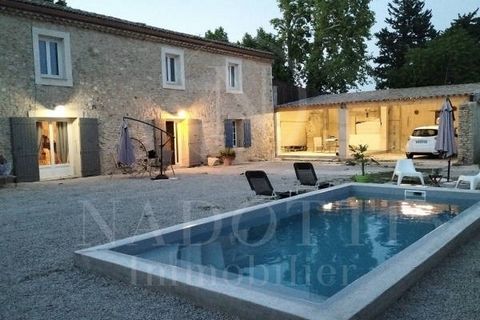 Your Nadotti real estate agency offers for sale, in the town of L'isle sur Sorgue, very close to shops, this stone building dating from the 19th century, facing south with enclosed courtyard, covered terrace of 80m2 and a swimming pool, with privacy ...