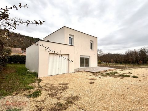 South Ardeche (07), for sale, 5 minutes from Vallon-Pont-d'Arc, in Salavas, a detached house of 112m² with an adjoining garage of 23m² on a flat plot of land of 740m², completely enclosed, and quiet . The villa built in 2022 has never been inhabited,...
