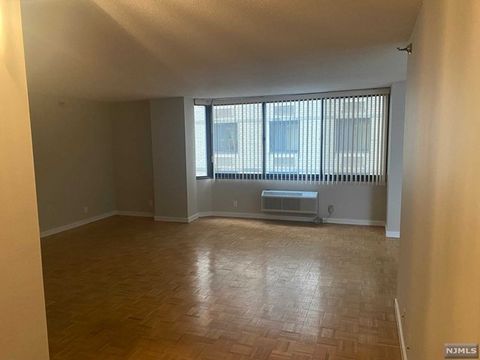 Welcome to this beautiful 1 bedroom 1 bath condo on the 4TH floor of the luxurious World Plaza. This 1084 sq ft corner unit has a very open floor plan with plenty of closets, storage space, open views, newly painted walls, refinished floors and offer...