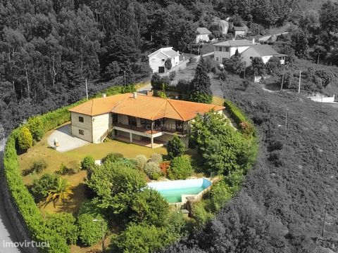 House with large areas in Gerês with pool and river views with This magnificent house has 600m2 of covered area on a plot of 2,100m2 of land just 3km from the Rio caldo / reservoir of Caniçada. It is situated in the idyllic local nature with a superb...