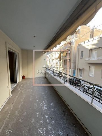 À une distance de 250 mètres de l’arrêt de « Agios Nikolaos » à vendre un appartement au premier étage, façade et aéré dans un immeuble d’appartements bien conservé de 2006. L’appartement se compose d’un salon ouvert avec cuisine, de deux chambres av...
