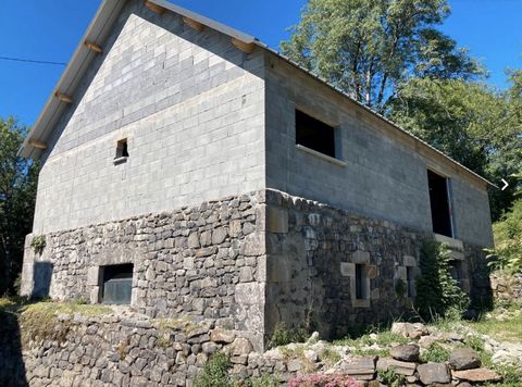 Located in an ideal setting in the countryside, come and discover this barn to finish being renovated, offering a raw space with the grosouevre already completed. with an area of 150m2 per level, it is intended to be transformed into a residential ho...