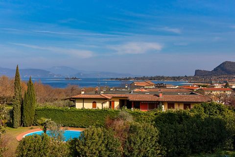 Garda Haus Padenghe offers prestigious villa with lake view. Built in the 1980s, it stands on a plot of about 2,500 square meters and has three levels, two above ground and one in the basement. After being greeted at the entrance by a verdant park, t...