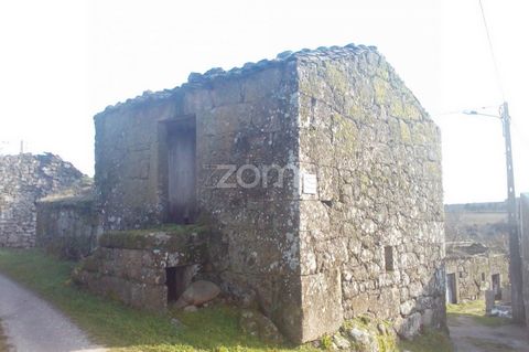 Property ID: ZMPT564098 Explore the potential of this charming place in Gonçalveiros, between the parishes of Codesseiro and Guilhafonso, where history is intertwined with nature. This property offers not only nine granite houses of various sizes, bu...
