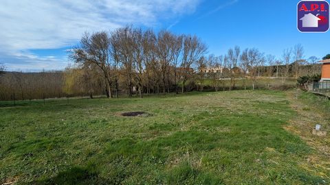 Beautiful building land. Building plot of 995 m² located in the town of Saint Leon in a small, quiet and preserved hamlet. South-East exposure with very slight North-West oriented slope. Just 10 minutes from the Nailloux interchange. Servicing to be ...