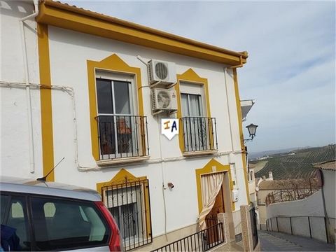 Cette maison de ville rénovée de 167 m2 construite avec 5 chambres et 2 salles de bains est située dans le pittoresque Castil de Campos à seulement 10 minutes de la grande ville de Priego de Cordoba en Andalousie, en Espagne et dispose d'un patio int...