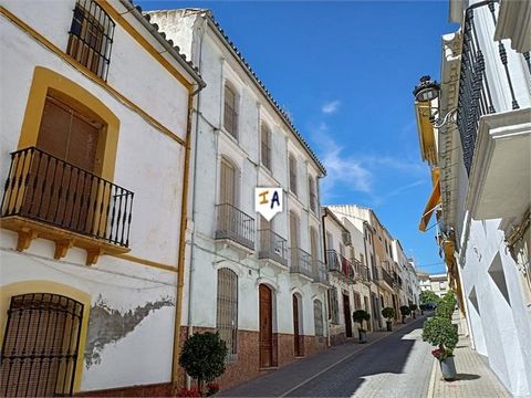 Cette grande maison de ville de 543m2 est située dans le centre de Monturque, dans la province de Córdoba, en Andalousie. Monturque est considérée comme le centre géographique de l'Andalousie et possède les plus grandes citernes romaines d'Espagne av...