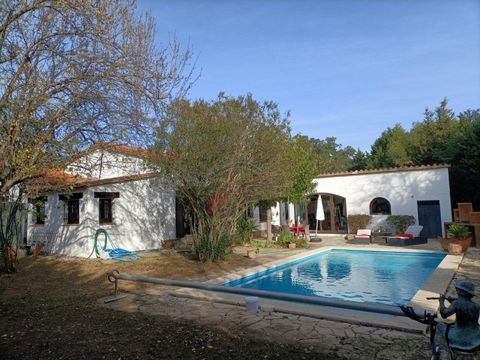 A charming rustic bungalow in an excellent urbanisation with a very private, flat and sunny plot and a beautiful swimming pool. The house is very well located in the excellent urbanisation Viscondado de Cabanyes, not far from the medieval village of ...
