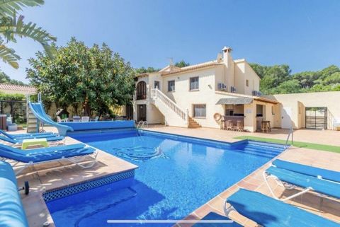 Traditional 2 storey Villa located in Moraira on a flat plot offers with total 8 bedrooms, 6 bathrooms and 1 WC, big open plan kitchen, living/dining room and a direct access to the pool area with jacuzzi, BBQ, a big summer kitchen and a lovely playg...
