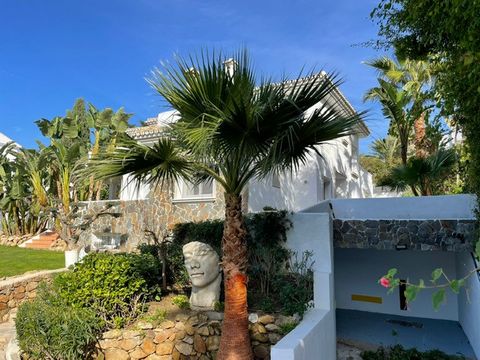 Located in Nueva Andalucía. Stunnig classic villa recently fully renovated modern style for sale, walking distance to amenities near Puerto Banus. Located in a sought after residential area in Nueva Andalucia, this spacious villa features 6 double be...
