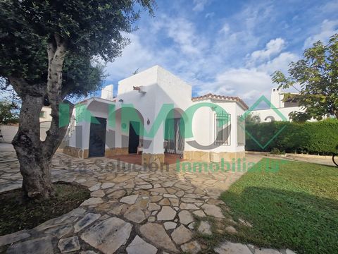Detached house just 400 meters from the sea in the urbanization of El Dorado in Cambrils. The 105m2 house is distributed between three double bedrooms, two bathrooms, an independent equipped kitchen and a large living-dining room with fireplace. The ...
