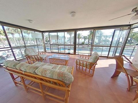 Incredible apartment located on the first line of the Platja del Llevant, just in front of the Paseo Marítimo Jaime I, in Salou. It is located on the 1st floor of a central building, in excellent condition, with an elevator. Garden community area, to...