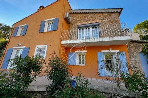 GESBERT Immobilier presents this charming stone house in a dominant position with uninterrupted views over the village of TARADEAU. This two-storey house has a large living room with cathedral ceiling, open-plan fitted kitchen and wood-burning firepl...